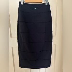lululemon - high rise pencil skirt - size 6 - black